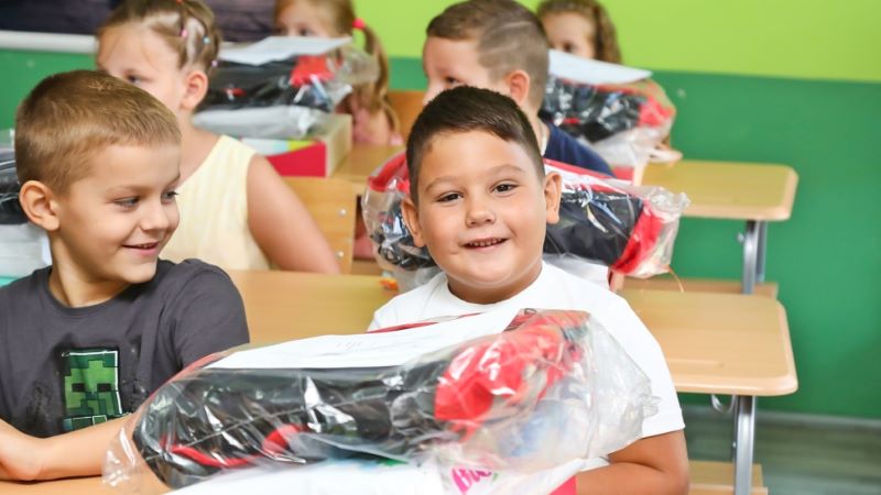 乐鱼官方网站-乐鱼leyu(中国)送来装着“未来”的书包