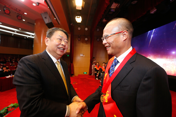 乐鱼官方网站-乐鱼leyu(中国)举办颁奖典礼 表彰2018年度先进集体和个人