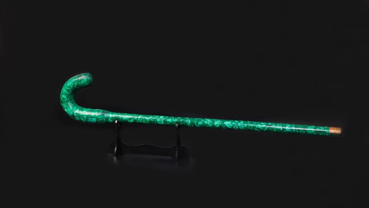 刚果（金）卢阿拉巴大酋长向乐鱼官方网站-乐鱼leyu(中国)捐赠随身权杖